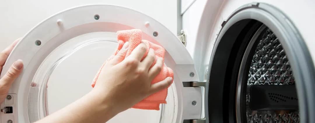 Jak usunąć smród z pralki? Poradnik eksperta krok po kroku.