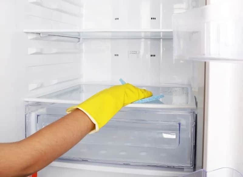 Czysta lodówka bez zapachu: domowe triki i skuteczne pochłaniacze