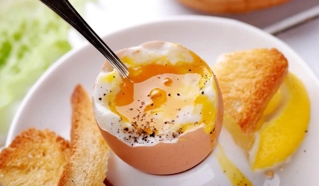 Jajko na miękko z lodówki: idealny czas i zero pęknięć!