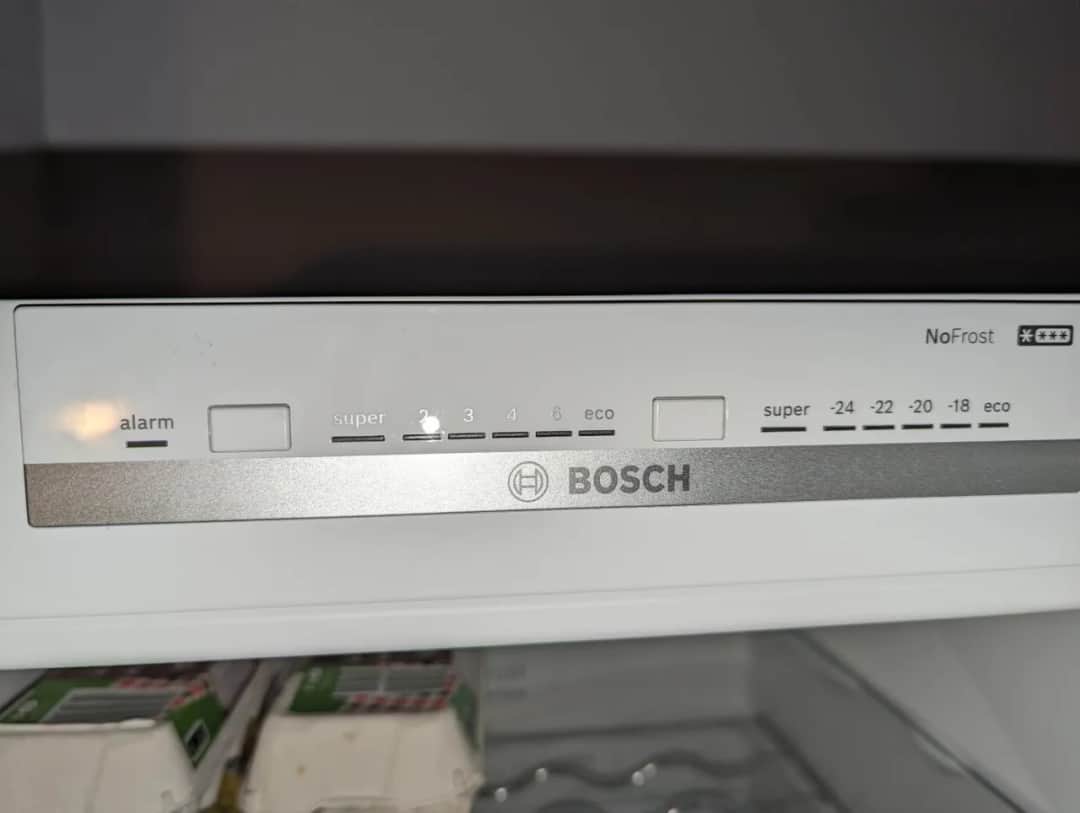 Lodówka pracuje non stop? Odkryj, kiedy to normalne, a kiedy alarm!