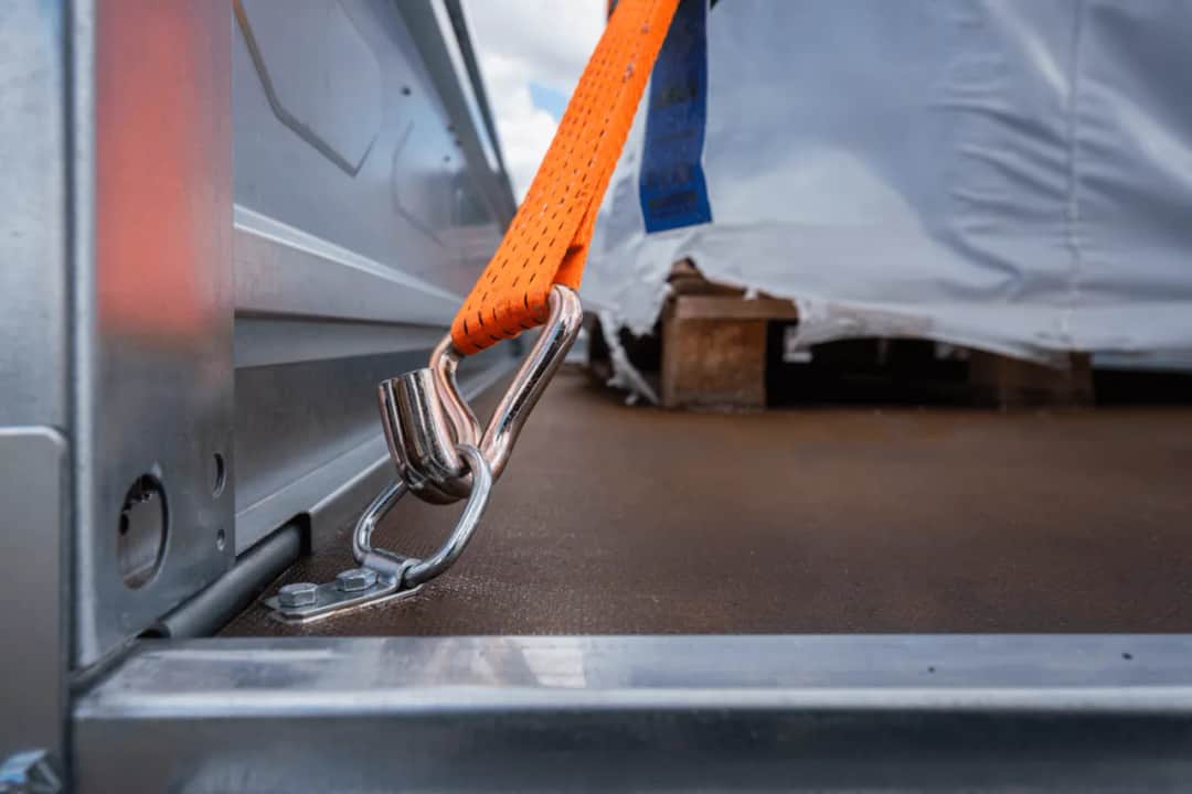 Jak bezpiecznie przewieźć lodówkę na boku? Uniknij awarii!