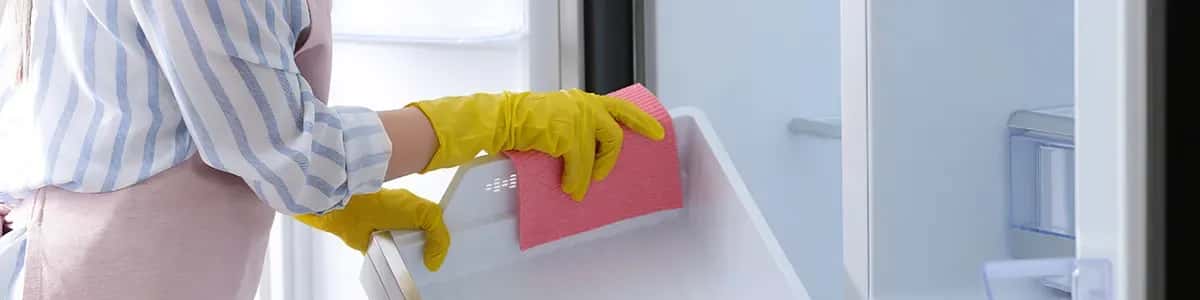 Czym myć lodówkę? Skuteczne domowe sposoby i porady eksperta!