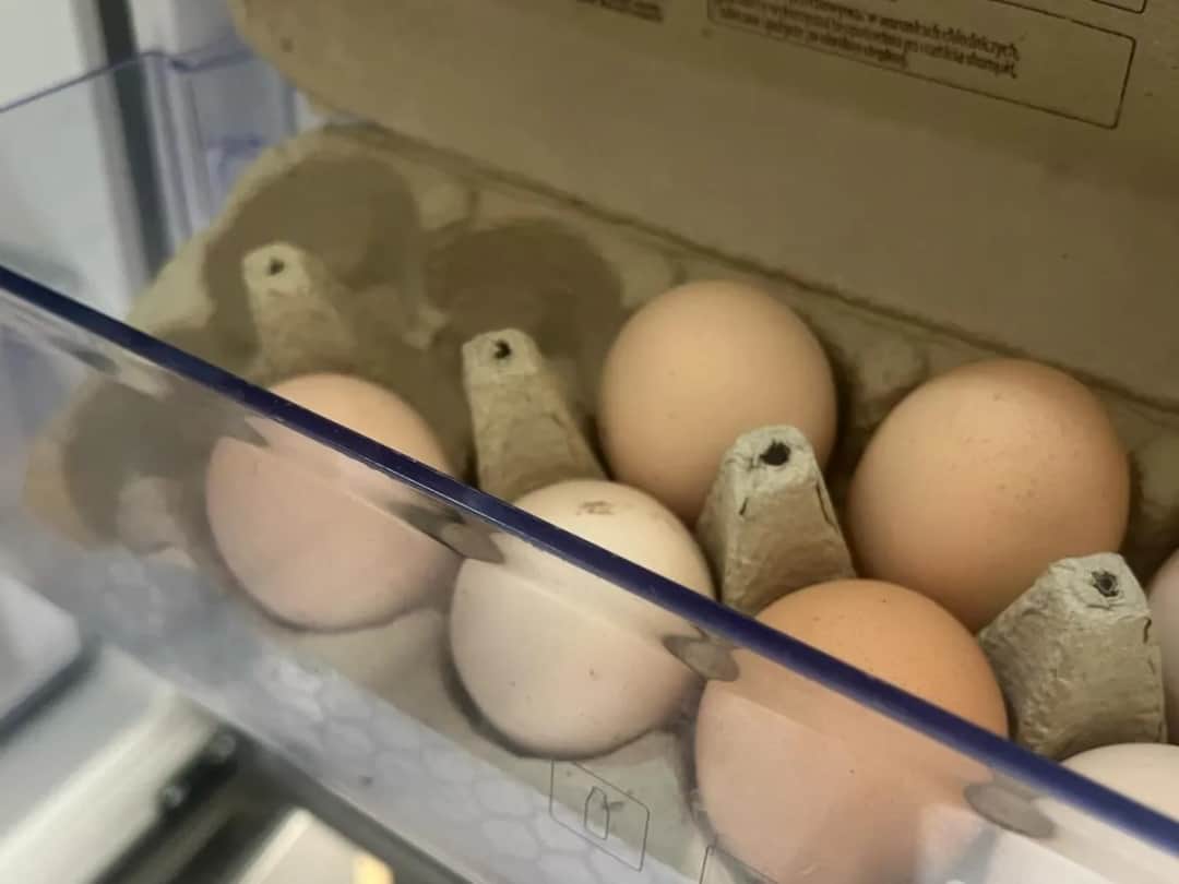 Ile mogą leżeć jajka w lodówce? Sprawdź, czy są świeże!