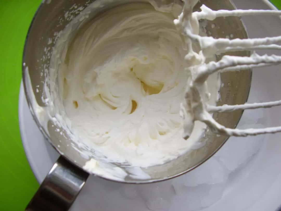 Chłodzenie śmietany w zamrażarce: Ile minut dla puszystej piany?